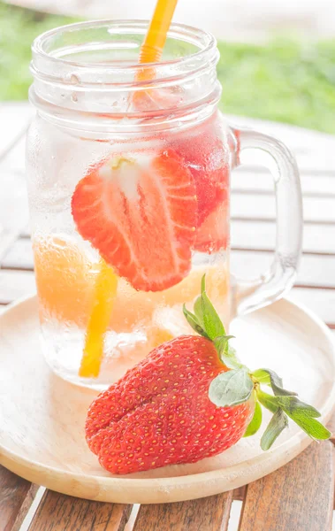 Caneca de água infundida de bebida refrescante de frutas de mistura — Fotografia de Stock
