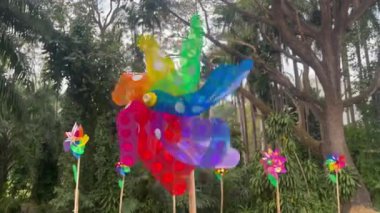 Bahçedeki ya da bahçedeki oyuncak yel değirmeni, stok görüntüleri