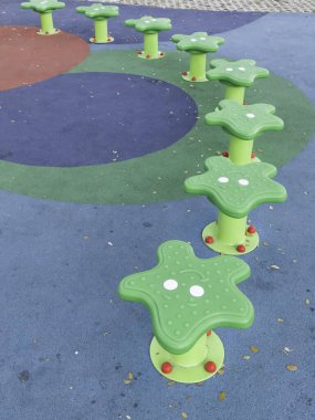 Çocuk parkı ekipmanları park alanı, stok fotoğrafı.