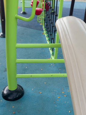 Çocuk parkı ekipmanları park alanı, stok fotoğrafı.