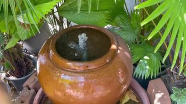 Açık hava bahçesinde dekore edilmiş mini çeşme, stok görüntüleri.