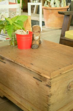 Ahşap malzeme yerel restoran dekore edilmiştir.