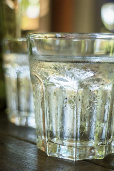 Glas iskallt smältvatten — Stockfoto