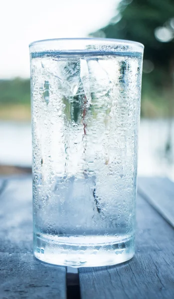 Glas van zeer koud water — Stockfoto