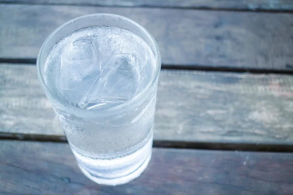 Vaso de agua muy fría — Foto de Stock