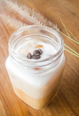 Sütlü taze buzlu kahve.