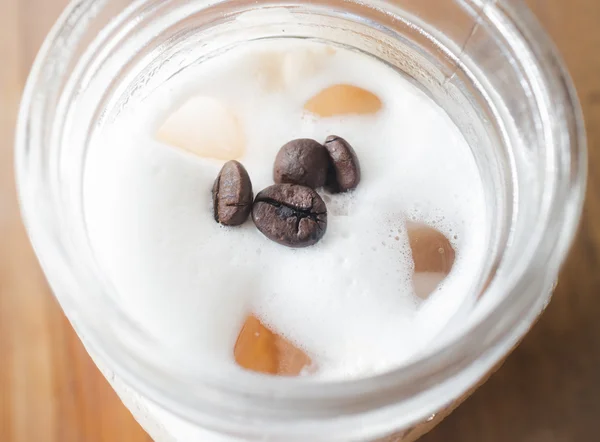 Свежий кофе со льдом с молоком — стоковое фото