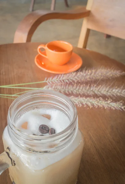 Frischer Eiskaffee mit Milch — Stockfoto