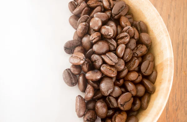 Pražené kávové boby v misce — Stock fotografie