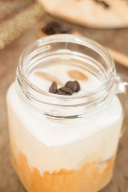 Sütlü taze buzlu kahve.