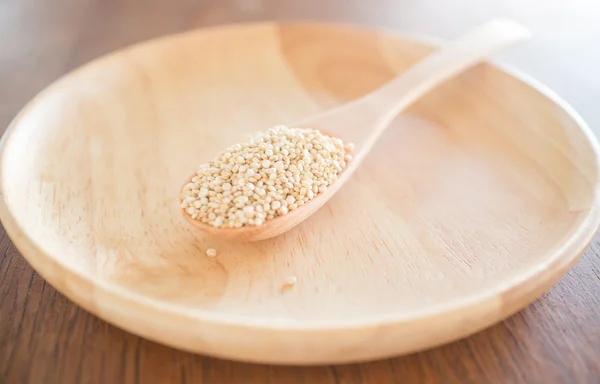 Surové organické bílé quinoa semena — Stock fotografie