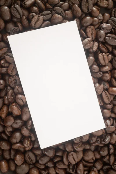Kavrulmuş kahve çekirdeği ve kartvizit — Stok fotoğraf