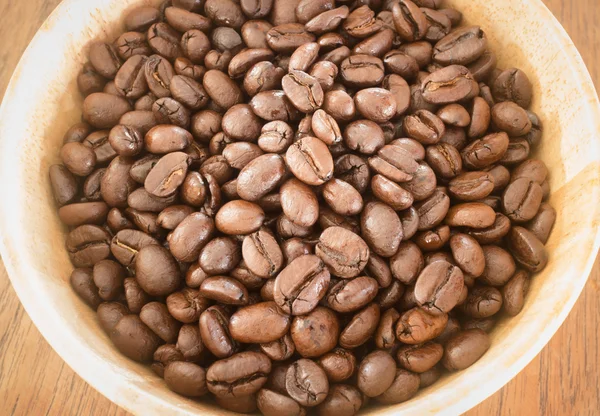 Pražené kávové boby v misce — Stock fotografie