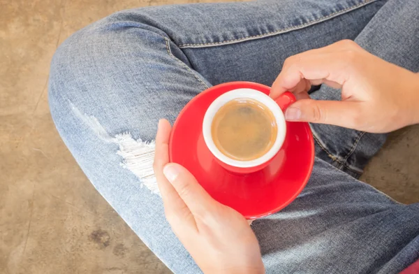 Femme en jeans déchiré assis au café — Photo