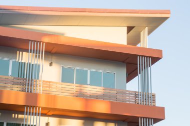 Güzel gökyüzü gölgelendirme yeni binasında