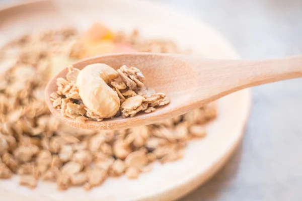 Hjemmelaget granolfrokost med tørket frukt – stockfoto