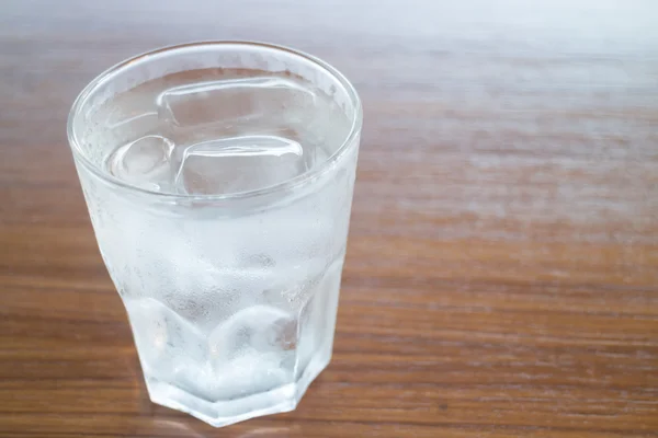 Ποτήρι κρύο νερό στο ξύλινο τραπέζι — Φωτογραφία Αρχείου