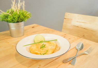 Yastık tavada kızartılmış Tay, pirinç yumurta noodles