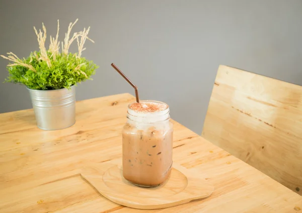 Iced cofee mocha drink som tjänstgör på träbord — Stockfoto