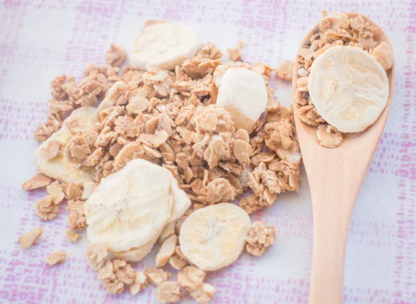 Colazione a base di granola fatta in casa con frutta secca — Foto Stock