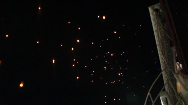 Flytande eld lantern under Loy krathong festival — Stockvideo