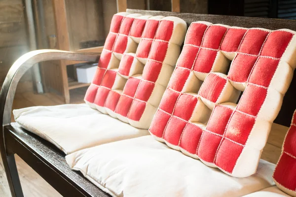 Cadeira de madeira no quarto — Fotografia de Stock
