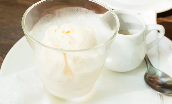 バニラアイス クリーム アフォガート コーヒーのガラス — ストック写真