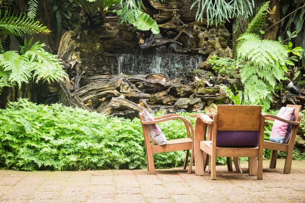 A kertben szabadtéri fából készült szék — Stock Fotó