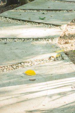 Kamu bahçe içinde tuğla yol