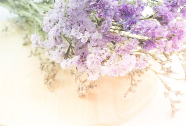 Güzel statice çiçek buketi beyaz arka plan üzerinde