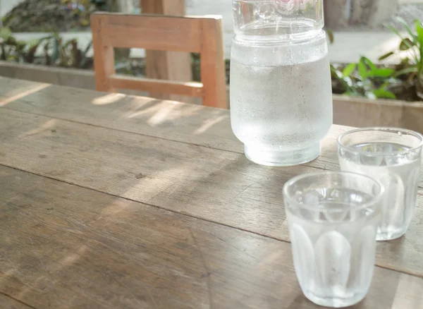 Dubbele bril van koud water op houten tafel — Stockfoto