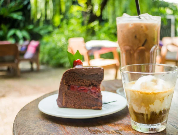 Coffee drinks and black forest cake — Stock Photo, Image