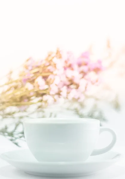 Taza taza blanca y flor estática — Foto de Stock