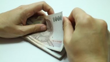 Tayland baht banknot sayma erkek