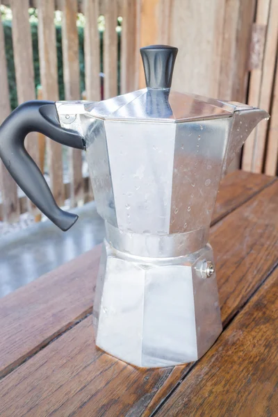 Ahşap masa üzerinde İtalyan kahve makinesi — Stok fotoğraf