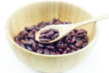 Kırmızı fasulye beyaz arkaplanda izole edilmiş.