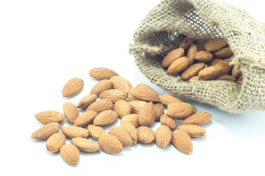 Beyaz arka plan üzerinde izole çuval içinde badem