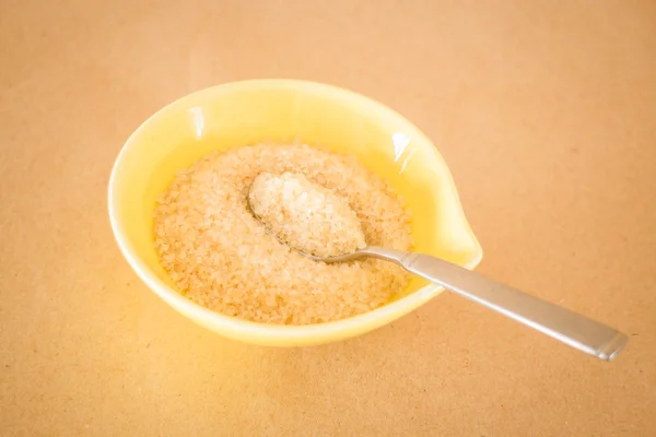 Una pila de azúcar morena en un tazón pequeño — Foto de Stock