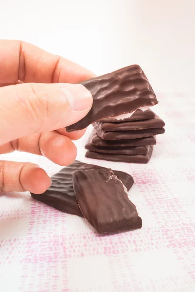 Ręka na kawałek czekolady miętowe — Zdjęcie stockowe