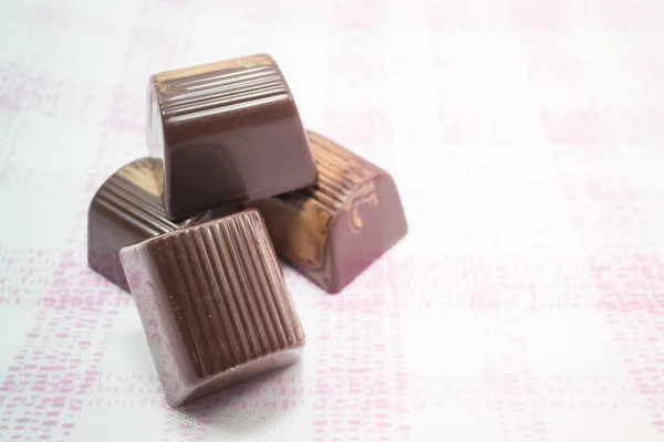 Heerlijke chocolade snoep op tafel — Stockfoto