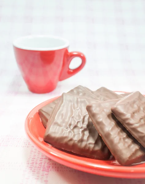 Milchschokoladenstücke und Kaffeetasse — Stockfoto