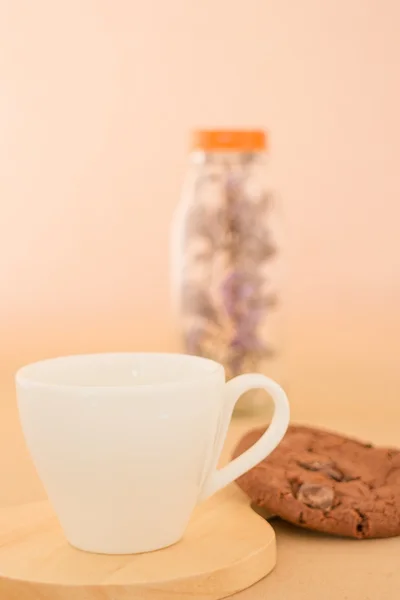Vackra vita kaffekoppen på romantiska bord — Stockfoto