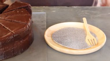 Natürmort sunulmakta çikolatalı buzlu kek