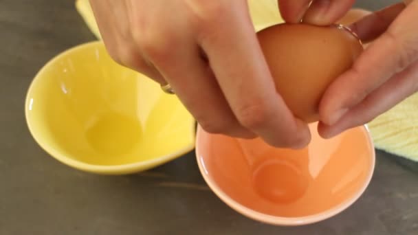 Separar la yema de huevo de la clara — Vídeo de stock