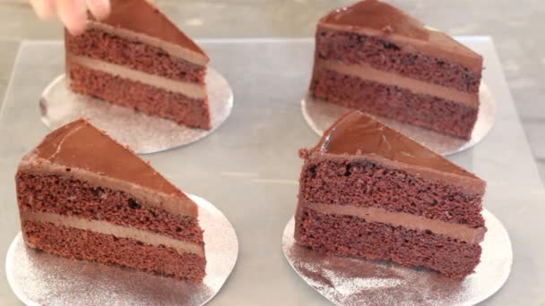 Bedek met plastic folie aan zelfgemaakte chocolade taart — Stockvideo
