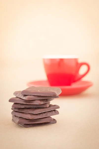 Röd mugg varmt kaffe och choklad bitar — Stockfoto