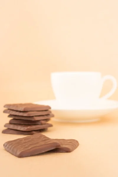 Weißer Becher mit heißem Kaffee und Schokoladenstücken — Stockfoto