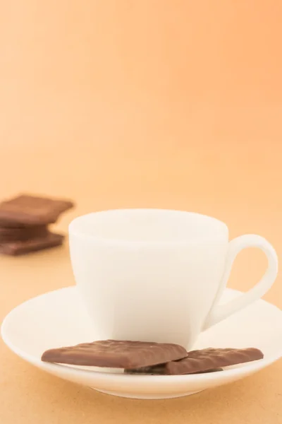 白色马克杯的热咖啡和巧克力碎片 — 图库照片