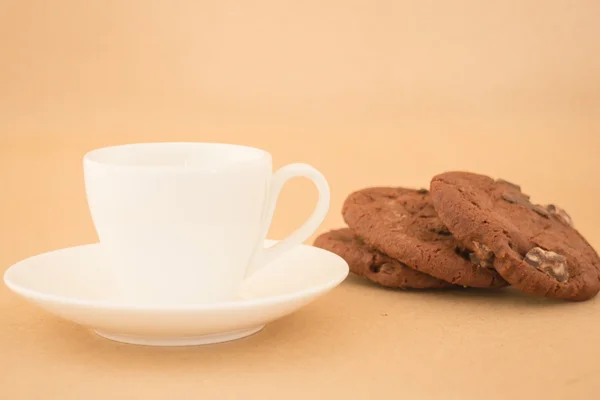 White mug of hot coffee and chocolate cookies — Stock Photo, Image
