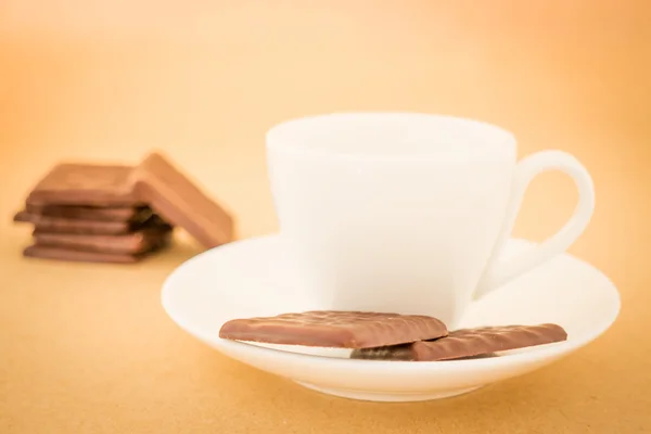 Biały kubek gorącej kawy i czekolady sztuk — Zdjęcie stockowe